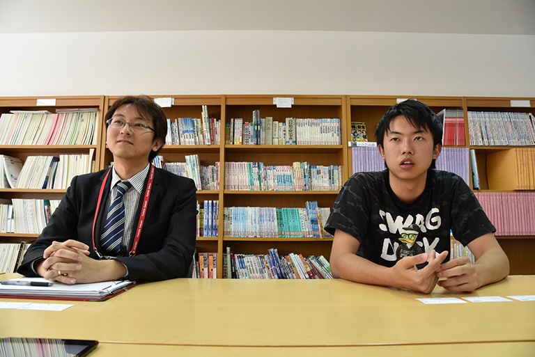左から同校コンピュータグラフィックス学科　田中雅継先生、成吉一真君