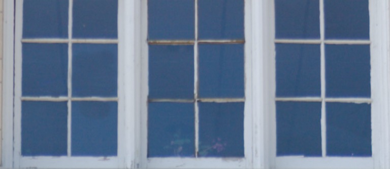 写真の窓枠と窓の格子の形