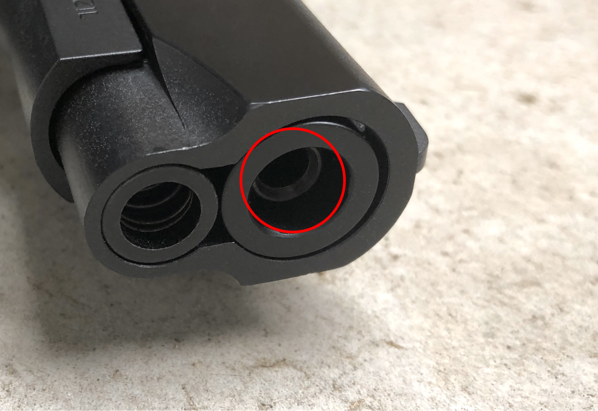 BB弾用のインナーバレルが銃口から見えています。3D系作品では珍しいですが、漫画やアニメ作品ではよく描写してしまっていることが多いです。