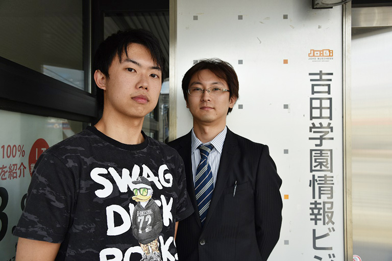 左から同校コンピュータグラフィックス学科　成吉一真君、田中雅継先生